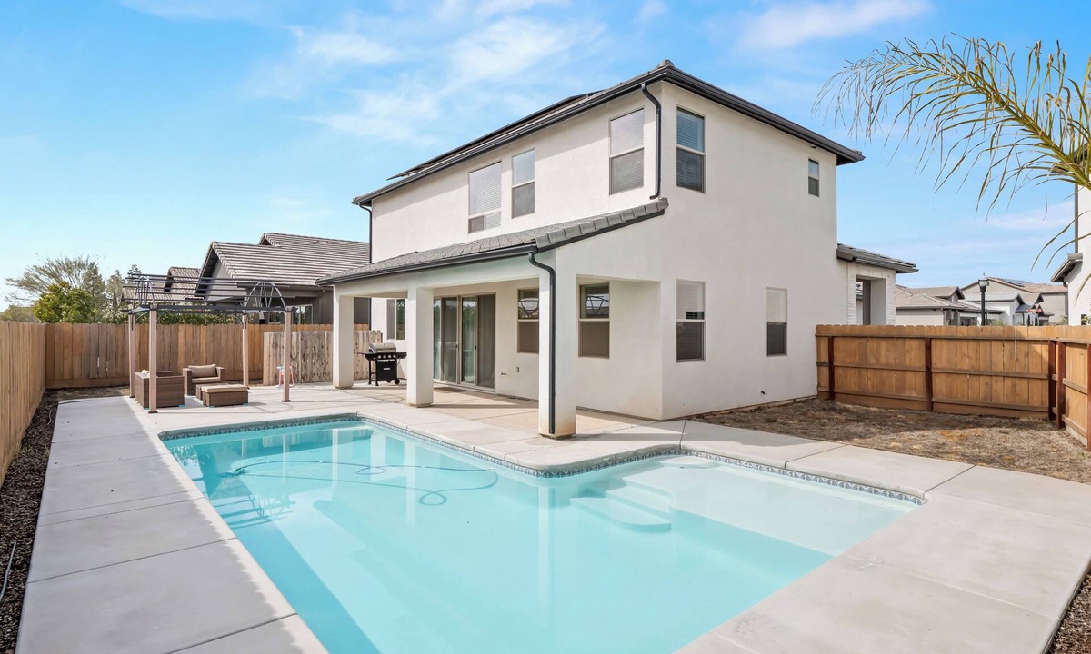 Clovis House | Brand New, Pool, Game Room, BBQ, 2 King Suites!