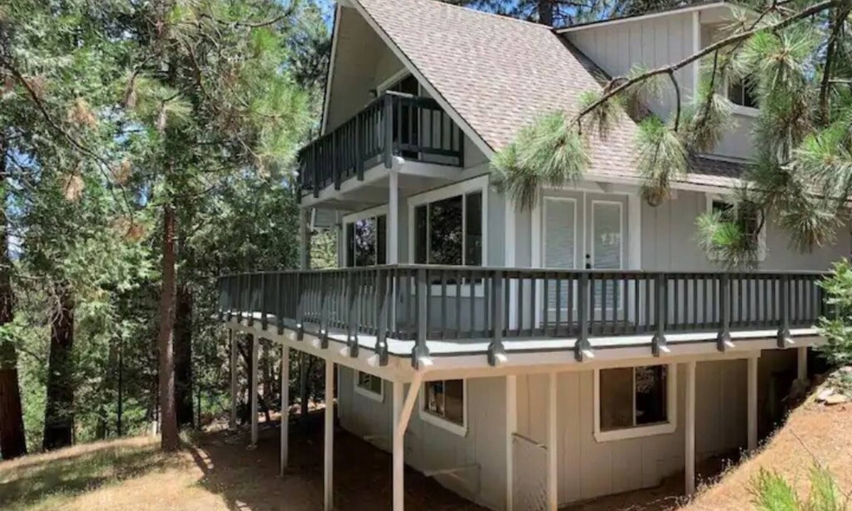 Groveland House | Breckenridge Chalet near Yosemite. Nestled in the Pines. Sleeps 6. Dog friendly!