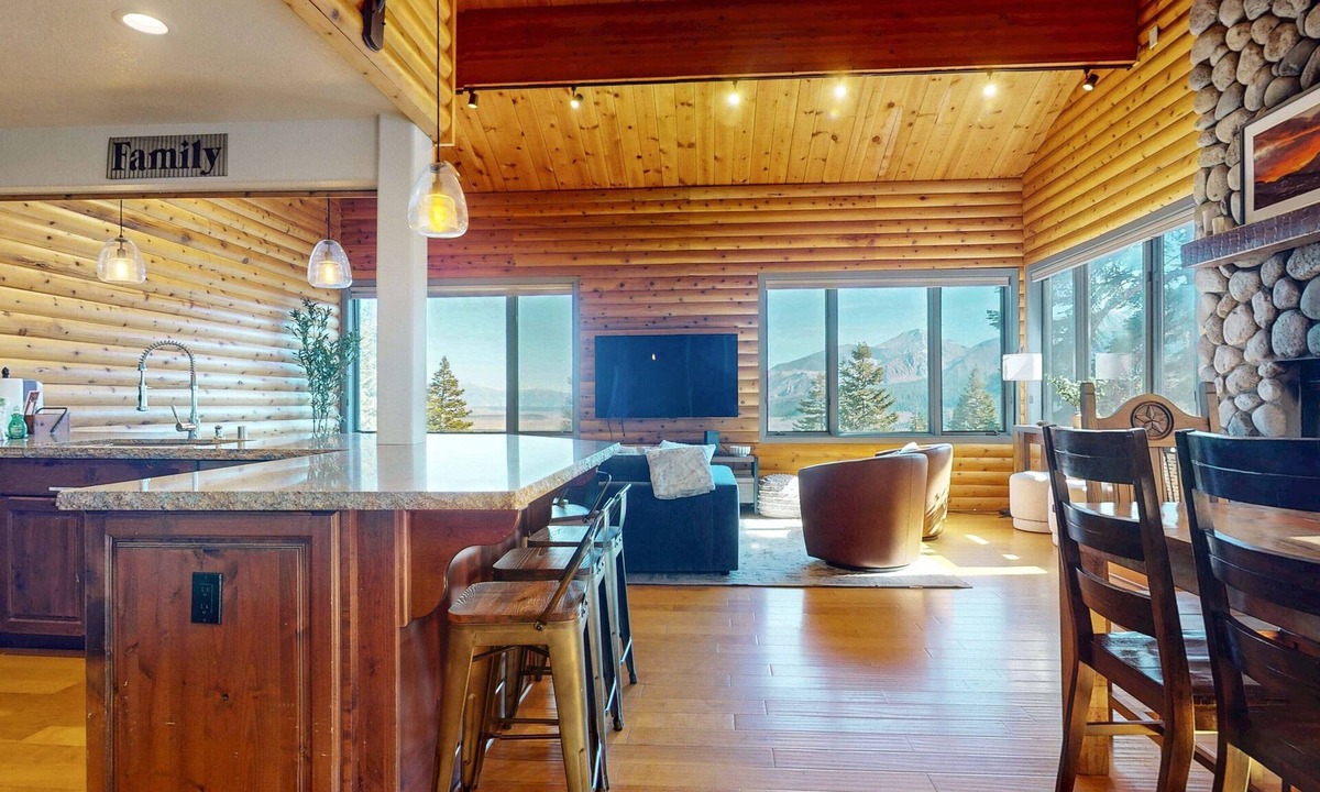 Mammoth Lakes Condo | Bridges Townhome 11 Pet-Friendly Deluxe Townhome with Private Hot Tub and Stones throw to slopes by RedAwning