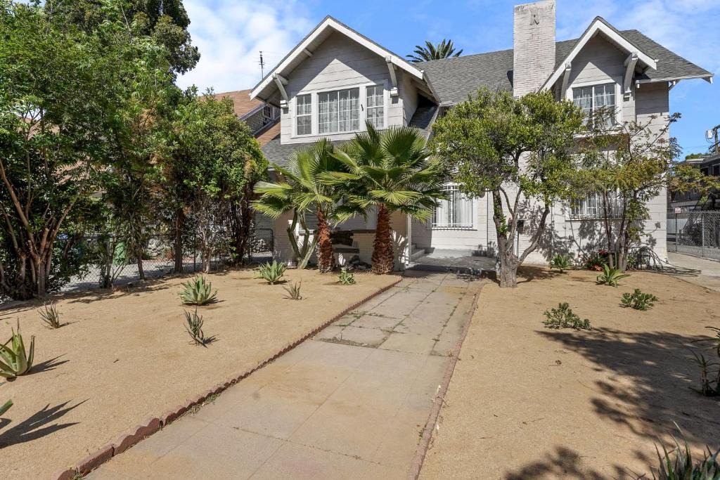 Mid City House | Bright 5.5 BR house sleep 13 with free parking