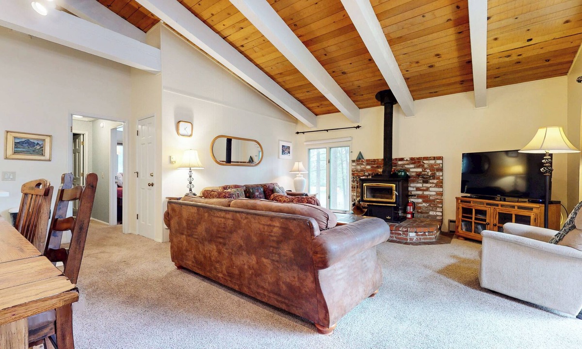 Mammoth Lakes Condo | Bright Mountain Home, W/D, Near Bowling Alley & Kids Park, Summer Pool
