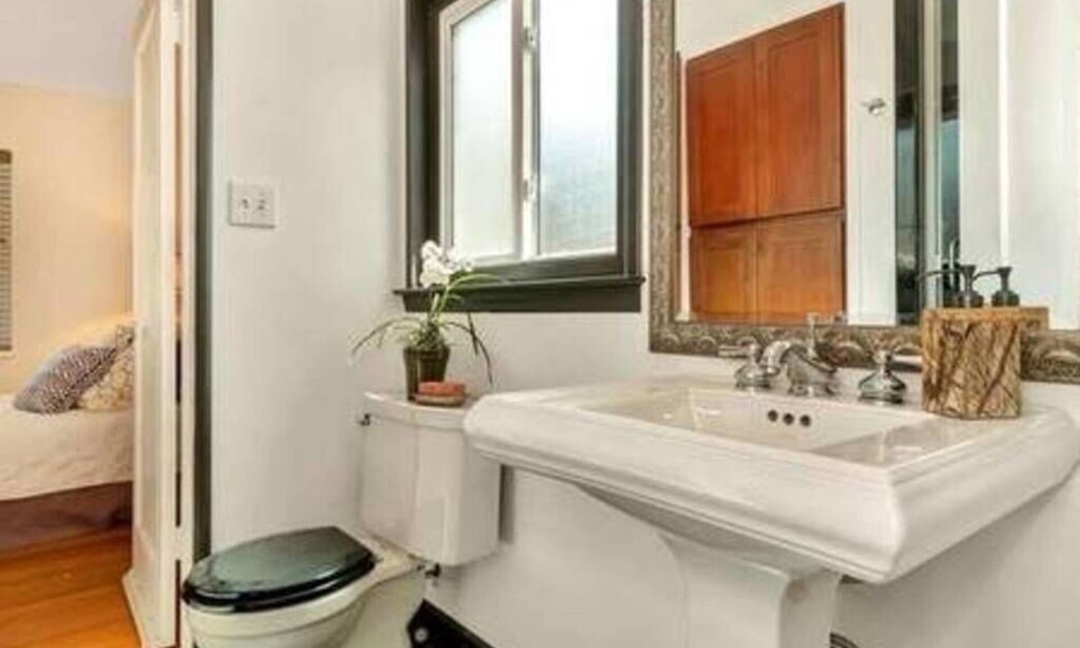 Castro Valley Bed & Breakfast | Bright Studio/Room with Private Bath & Private Entry