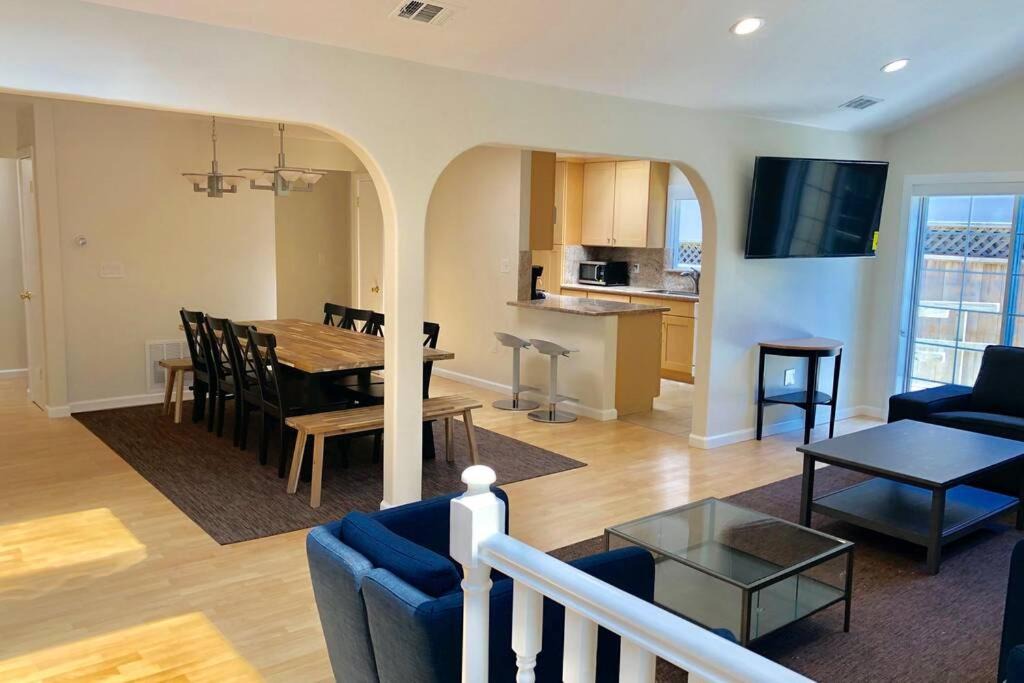 San Bruno Apartment | Bright whole house 6br/2ba Wifi Parking SFO 8 min