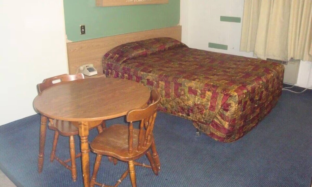 Lake Havasu City Hotel | Budget-Friendly Room w/Free Parking + Quiet Stay Near London Bridge - 2mi