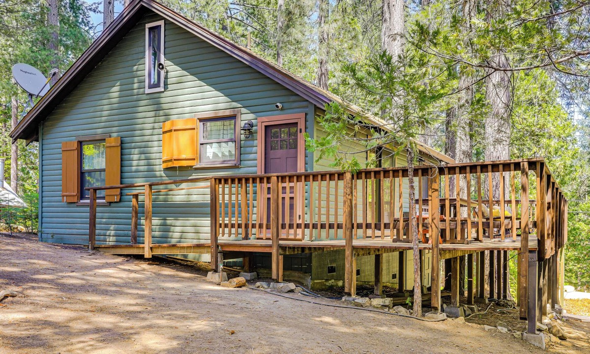 Long Barn Cabin | California Mountain Cabin w/Lake Access & Deck!