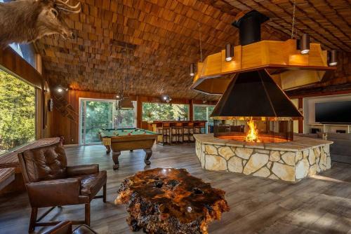 Springville House | Camp Nelson Chalet | Game Room | Spacious |Hot Tub