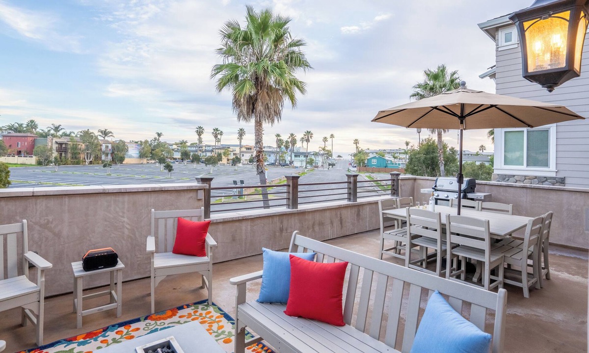 Avila Beach House | Casa Alina: 4 bedroom home steps from beach and golf course
