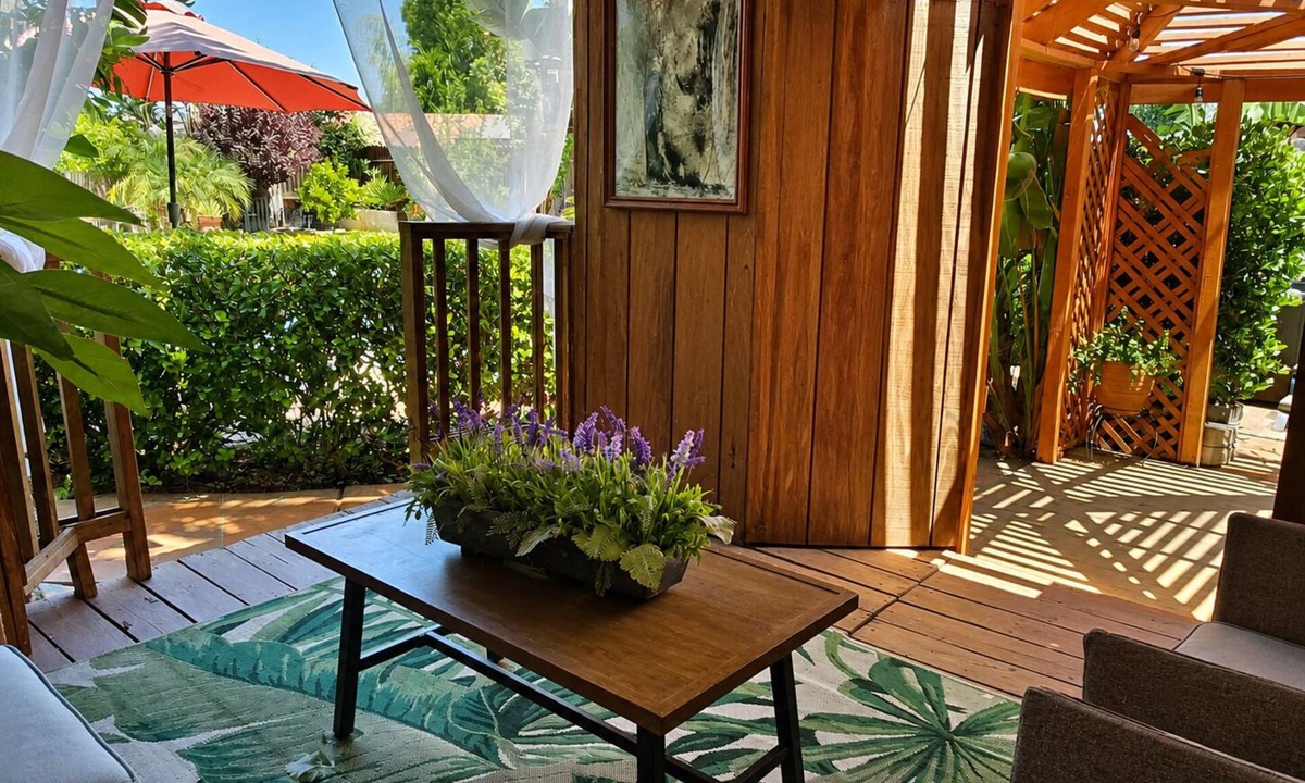 Greenacres House | Casa Tropical with a hot tub and outdoor grill