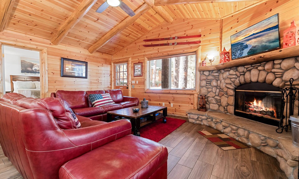 Fox Farm House | Catalina Creekside Cabin - Log Cabin, Perfect for Couples, Fenced Yard