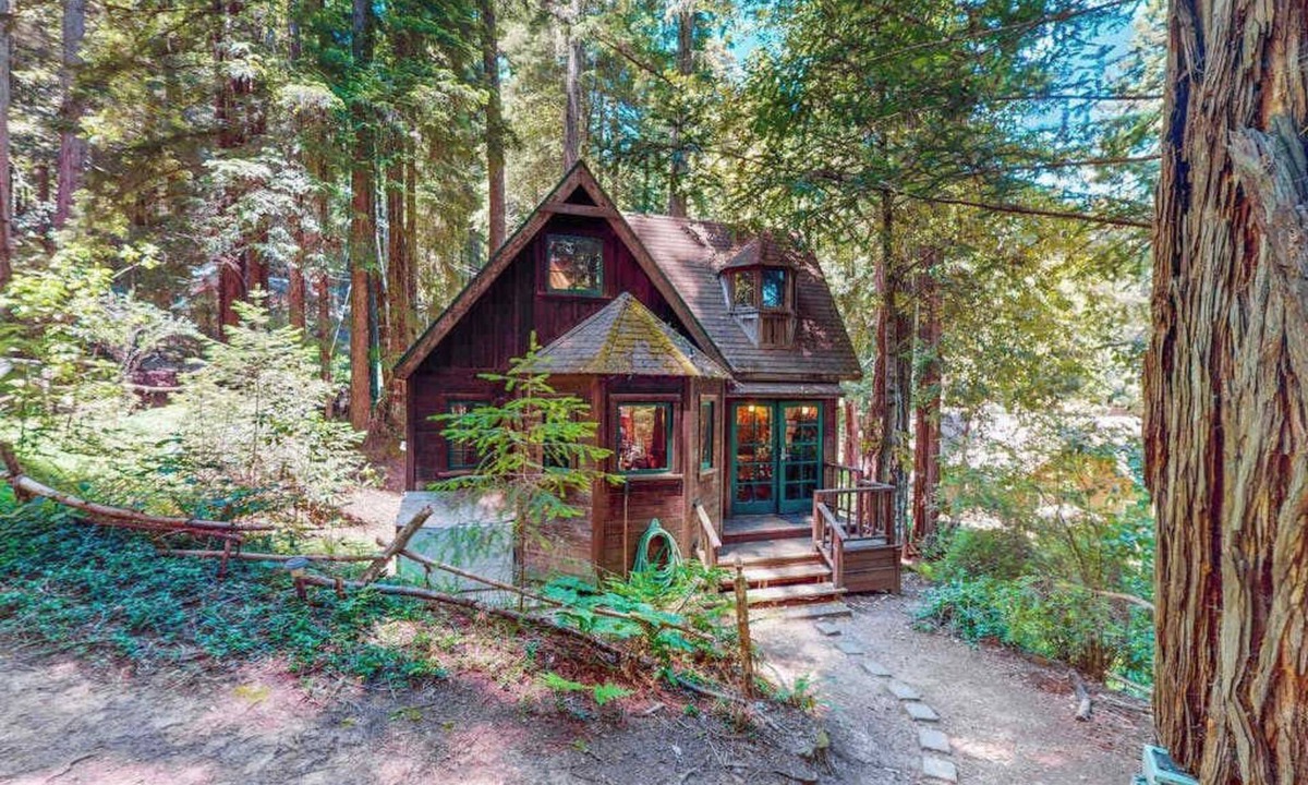 Cazadero Cabin | Cazadero Dog-Friendly Cottage for Two with Hot Tub