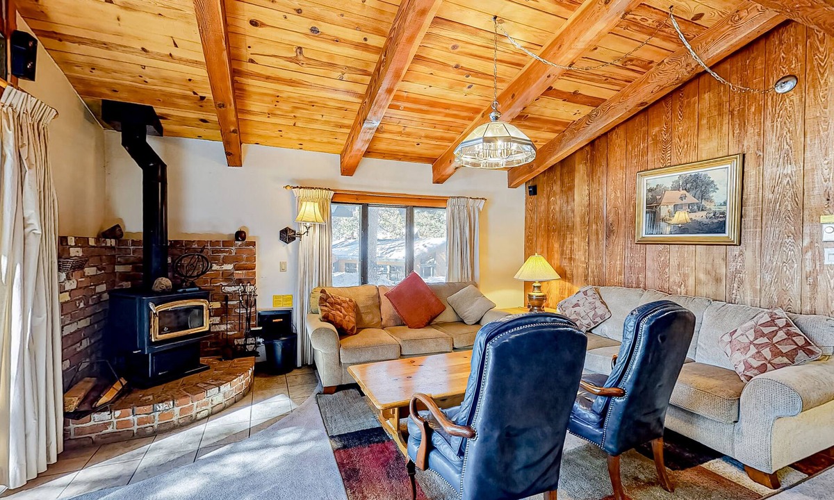 Mammoth Lakes Condo | Central Condo w/Fireplace & Shared Pool/Hot Tub/Tennis - 1 Mile to Gondola