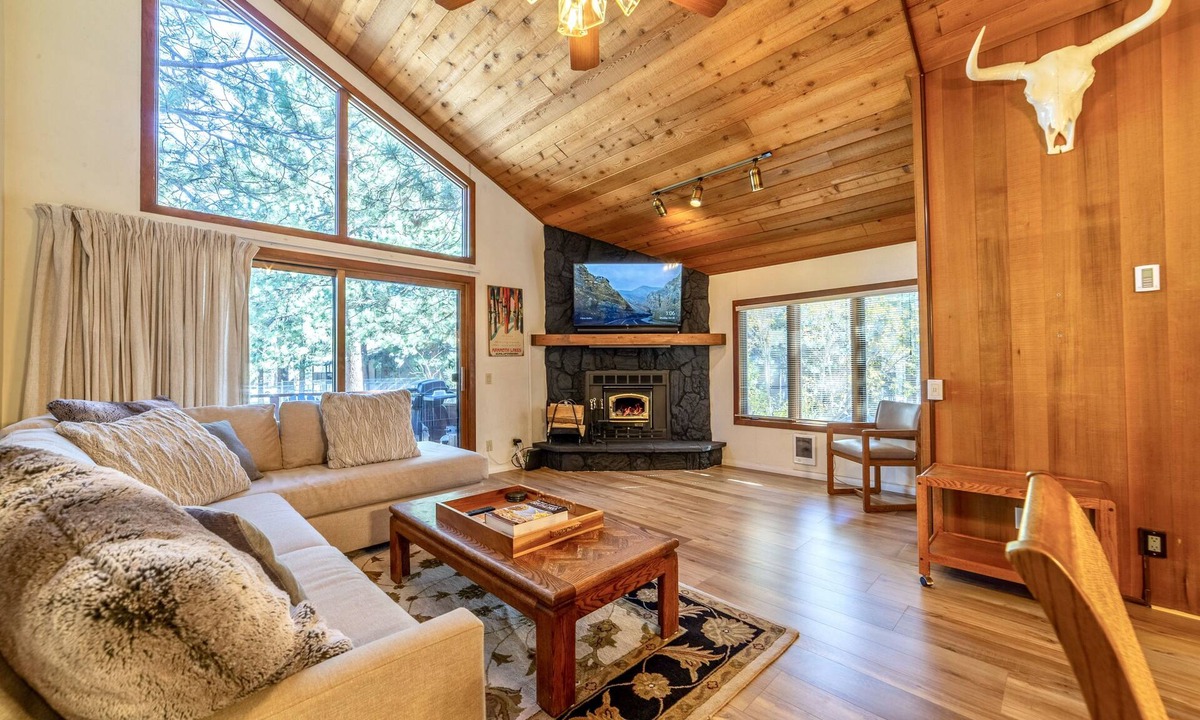 Mammoth Lakes House | Centrally Located 2B/3BA Condo; Laundry & Jacuzzi