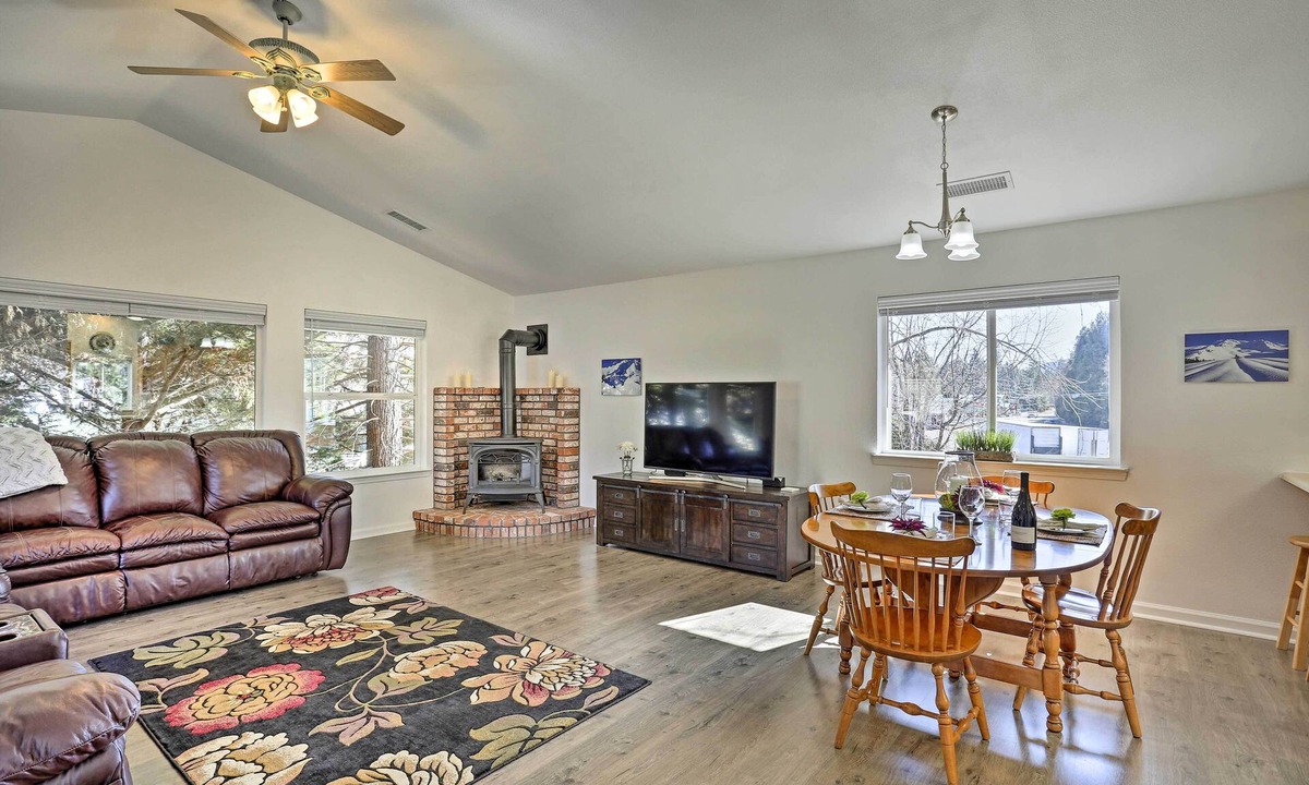 Mount Shasta House | Centrally Located Mt Shasta Home w/Deck!
