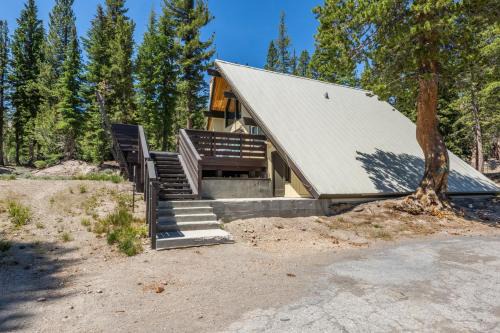 Mammoth Lakes Ski Chalet | Chalet 18 by Mammoth Mountain Chalets