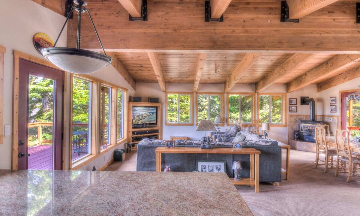 Chamberlands House | Chamberland Getaway | Lake Views w/Deck!