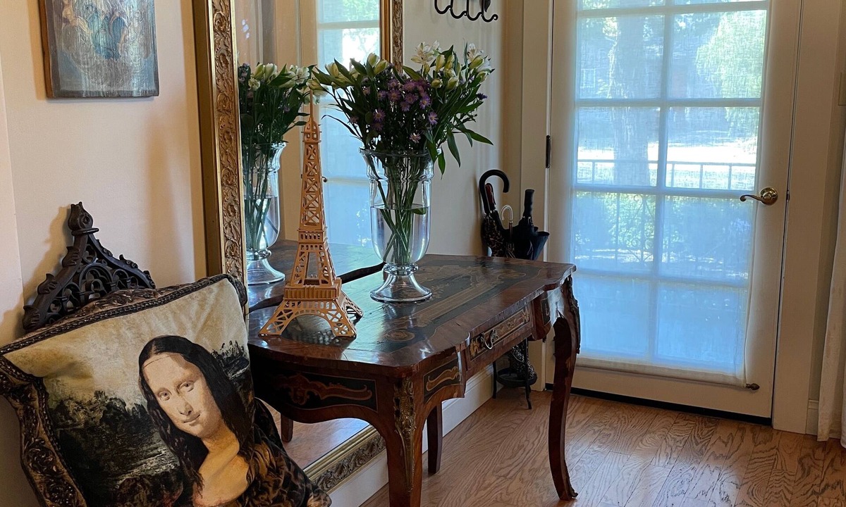 Napa Cottage | Charming 2-bed cottage in fabulous Napa. Walk to downtown with WiFi, AC