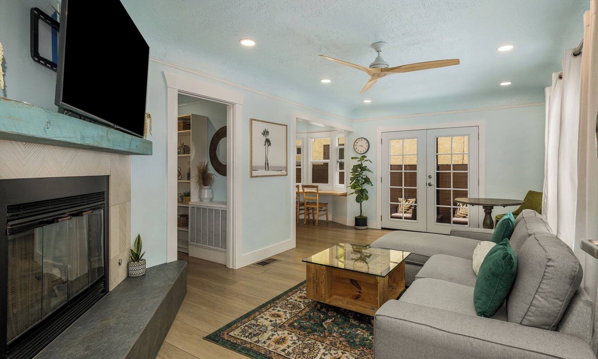 Alamitos Beach Apartment | Charming 2-bedroom apartment in beautiful Long Beach with WiFi, AC, and Parking!