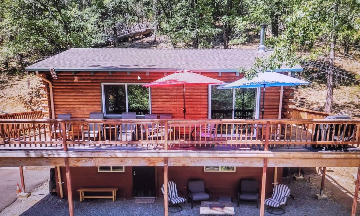 Phoenix Lake-Cedar Ridge Cabin | Charming 2-bedroom cabin in Sonora with WiFi and AC With private lake