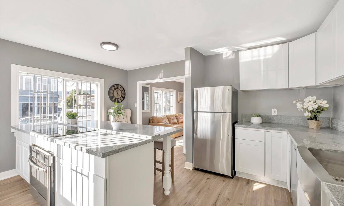 Oakland House | Charming 3-Bed Oakland Home: Modern Comforts & Style