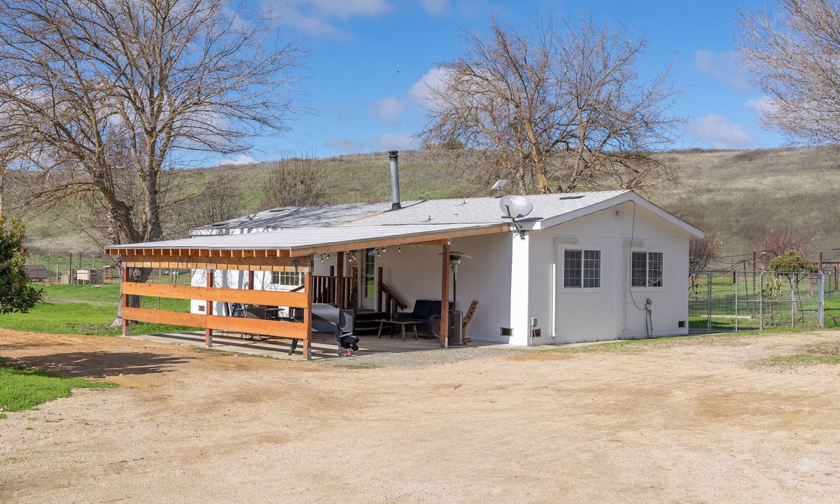 San Miguel House | Charming 3-bedroom farmhouse with AC and WiFi 15 minutes to downtown Paso Robles
