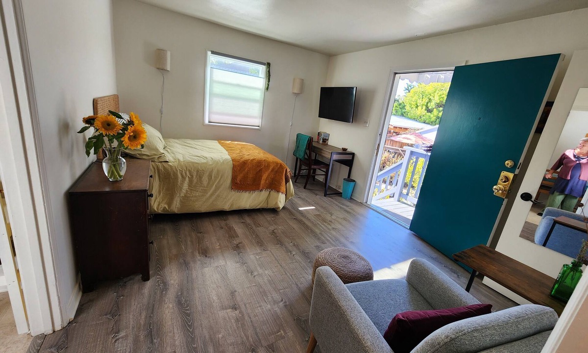 Broadmoor District House | Charming bungalow in San Leandro w/WiFi, near BART, downtown, hospitals & more!