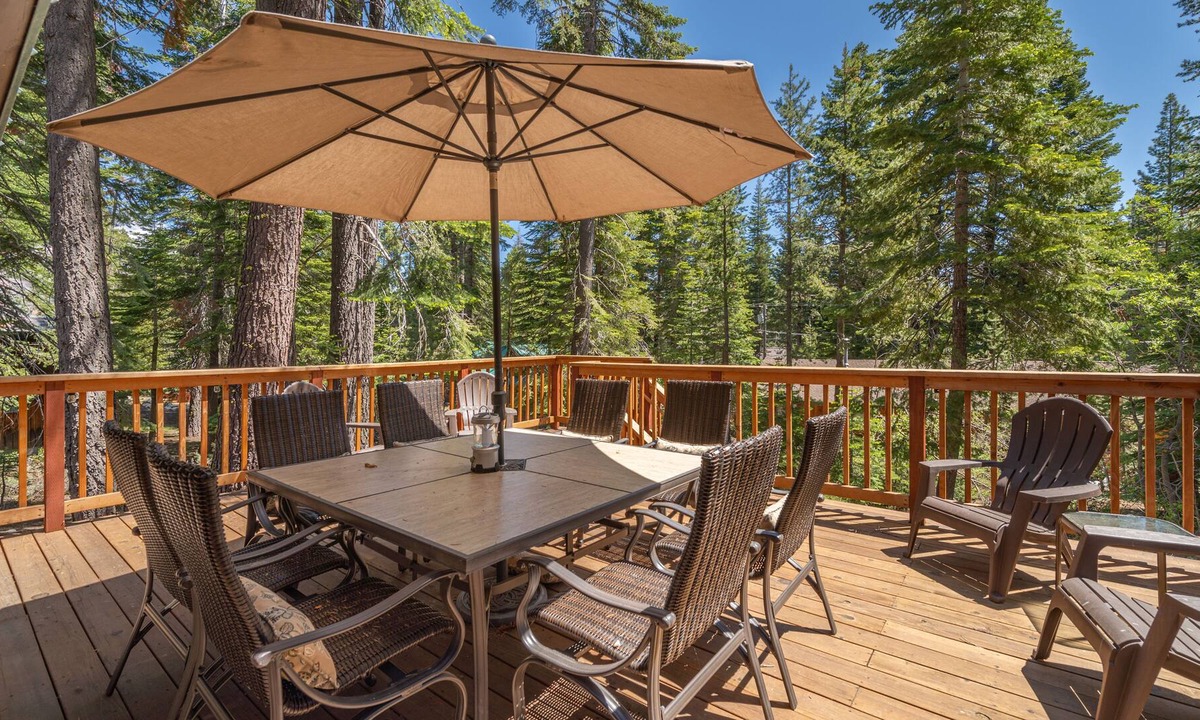 Chamberlands Cabin | Charming Cabin~Deck~Fireplace~New Furniture~Full-Sized Washer Dryer~Loft~3 Bed 2 Bath
