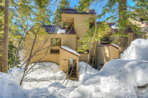 Carnelian Woods House | Charming Condo with Shared Hot Tub Pool Resort Amenities - Close to Ski & Beach