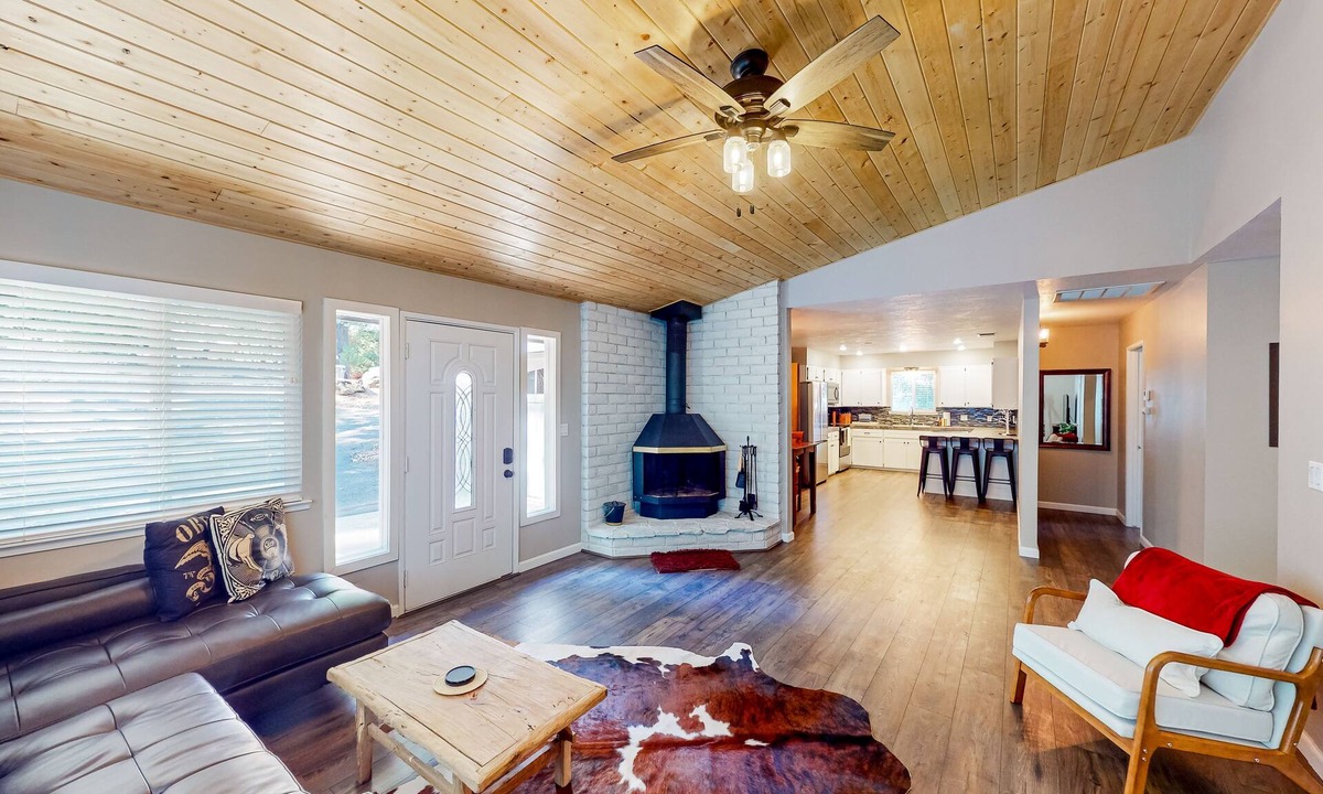 Groveland House | Charming, dog-friendly retreat with a fireplace, modern kitchen, & washer/dryer
