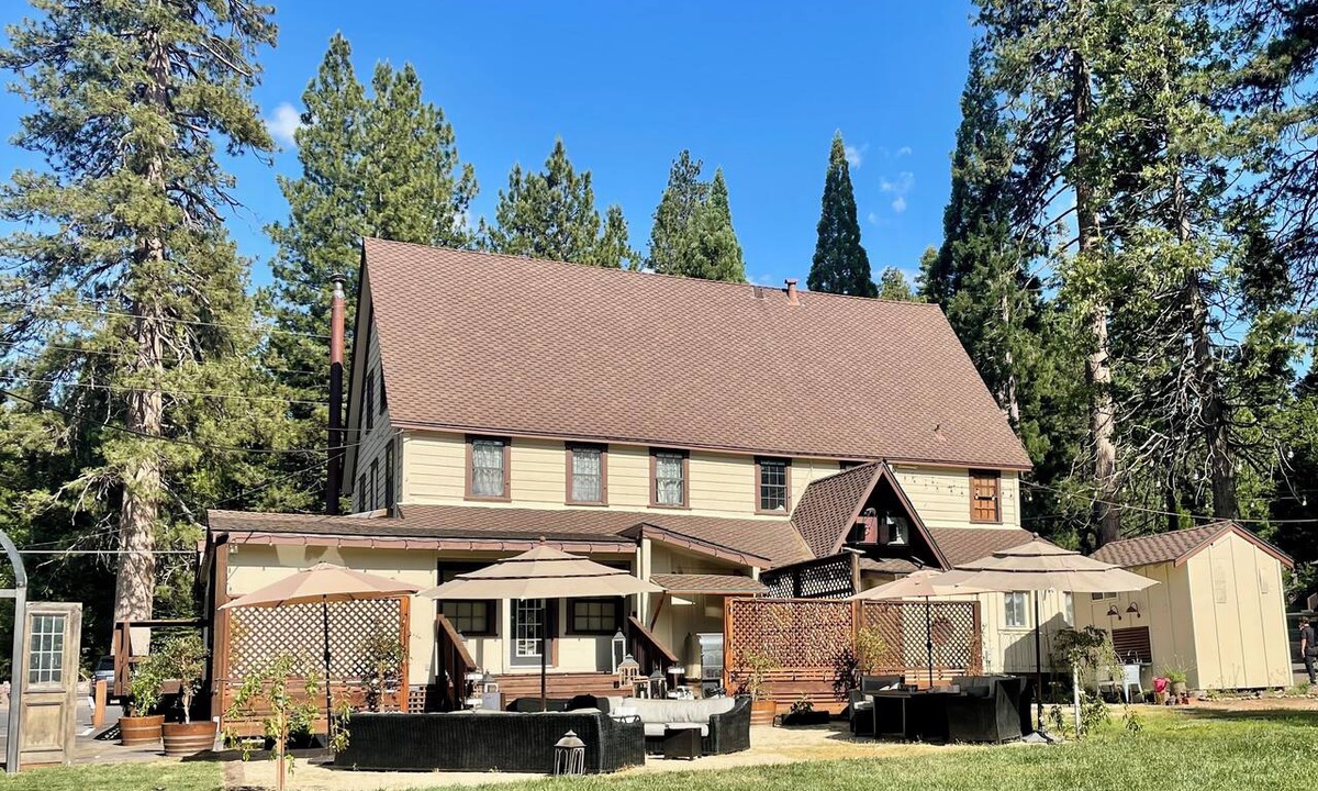 Dorrington Bed & Breakfast | Charming Historic B&B Room in Downtown Dorrington