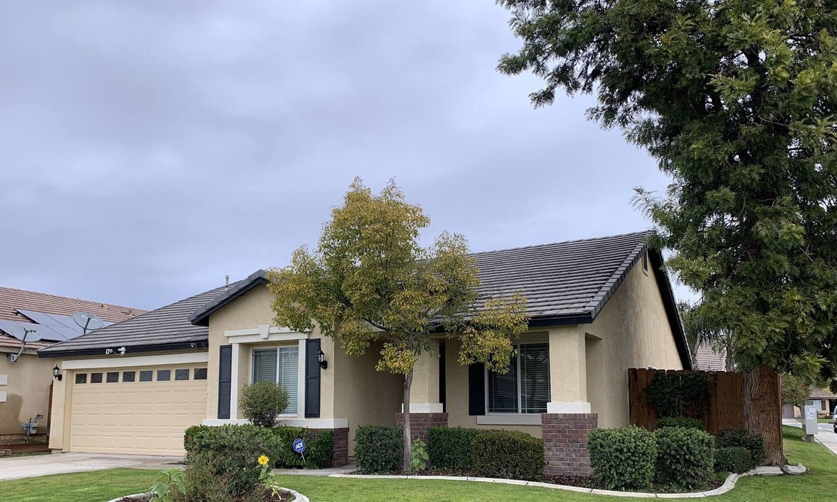 Greenacres House | *Charming home, large beds/TV, garage parking*