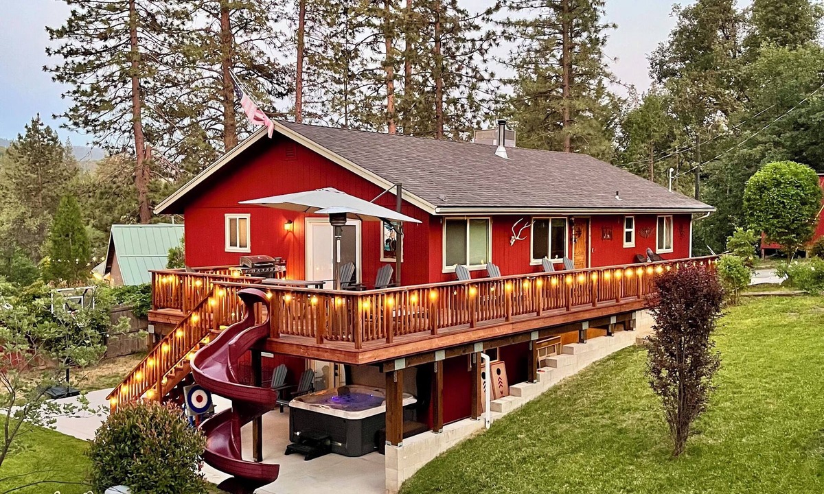 Bass Lake House | Charming home w/jacuzzi, hiking trails, games, near sandy beaches in Bass Lake!