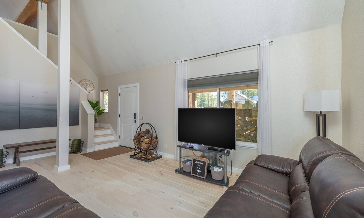 Pla-Vada Woodlands House | Charming home with game room, deck, full kitchen, & washer/dryer