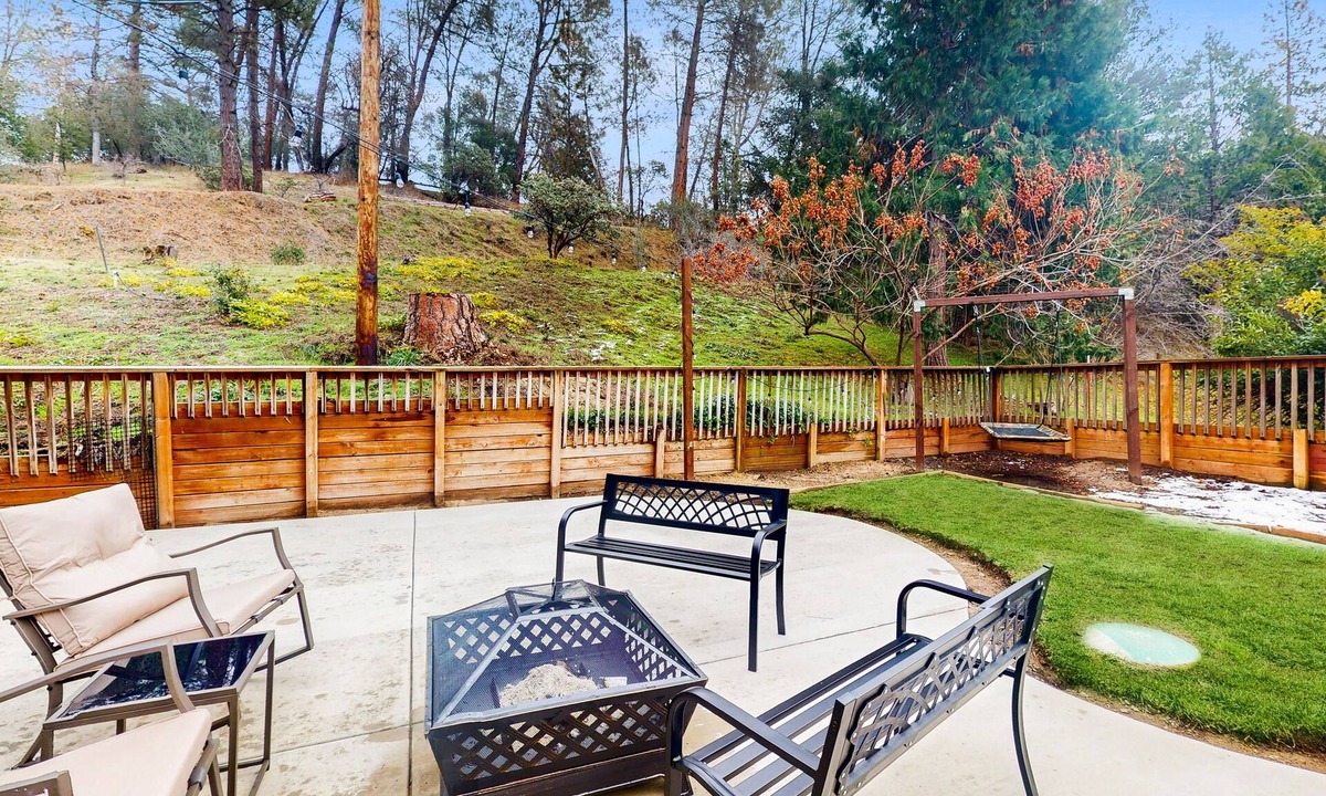 Yosemite Forks Cabin | Charming mountain retreat with wraparound deck, wood stove, & washer/dryer