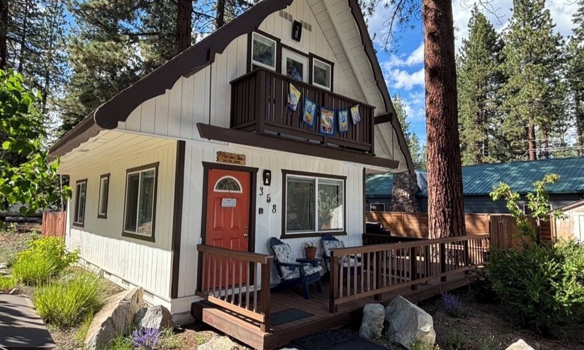 Tahoe Vista Cabin | Charming North Lake Tahoe cabin near beaches and trails.