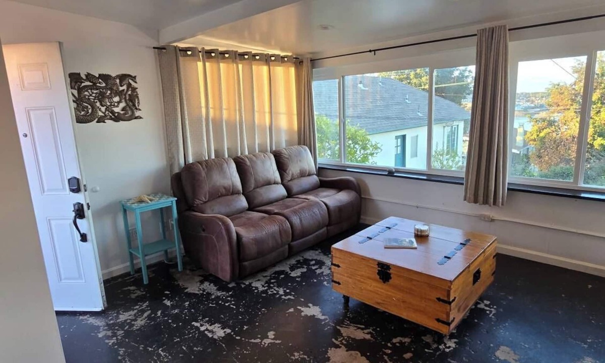 Crockett Apartment | Charming One Bedroom Apartment with View of the Carquinez Straits