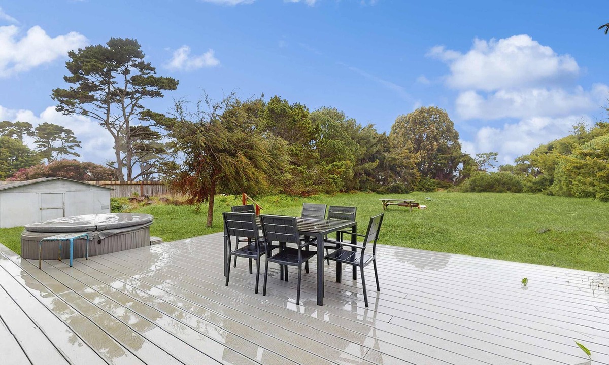 Fort Bragg House | Charming Pet Friendly Cottage with Hot Tub