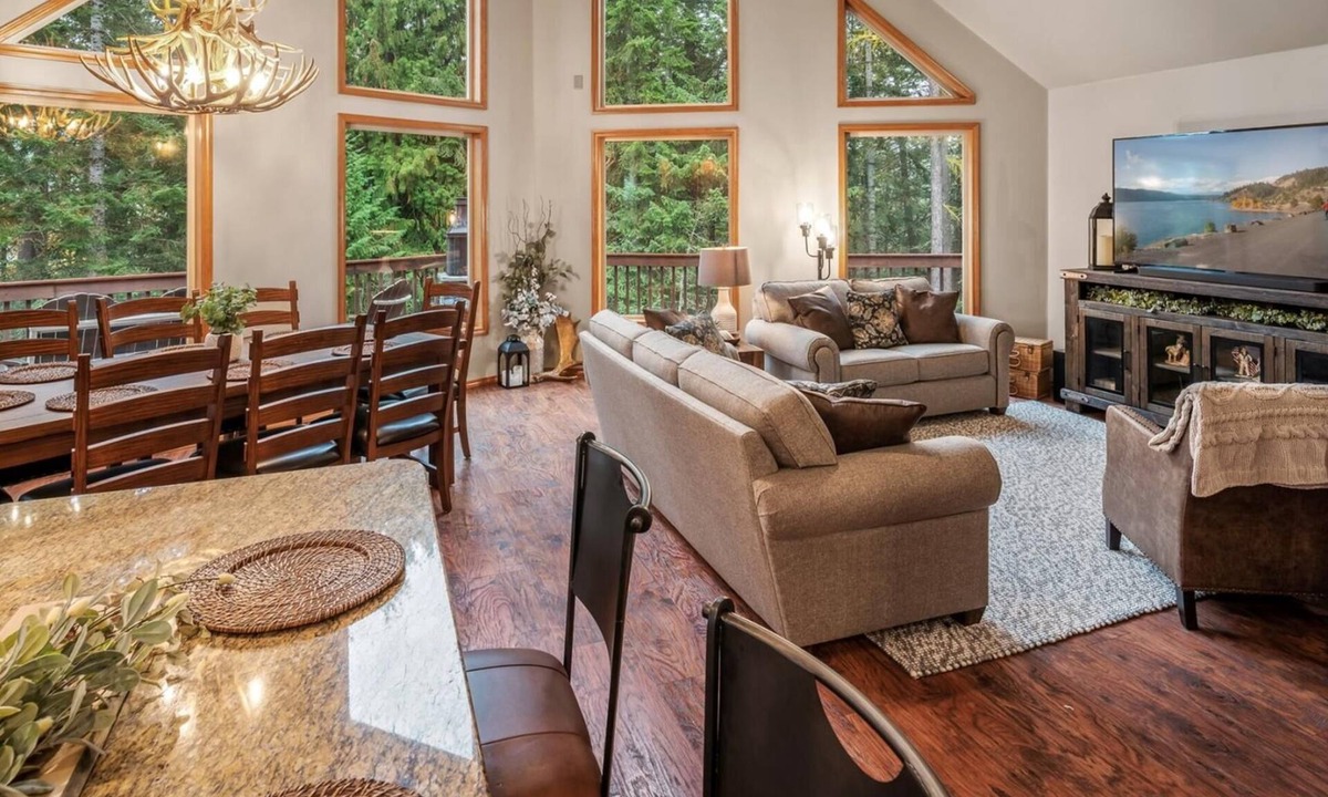 Sagle House | Charming Secluded 3-bedroom house in Sagle ID close to Lake and Schweitzer Ski