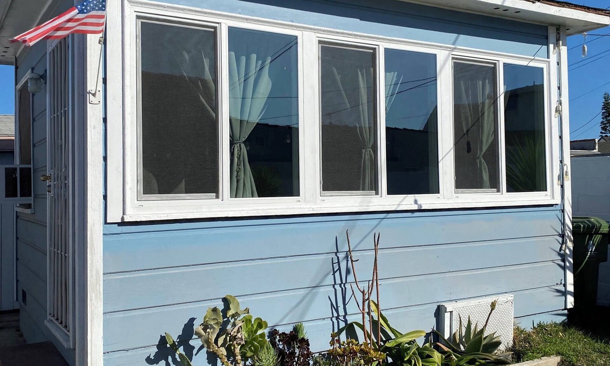 Los Angeles Cottage | Charming Urban Cottage in LA’s Newest Hotspot-close to LAX, SOFI, WiFi, AC…