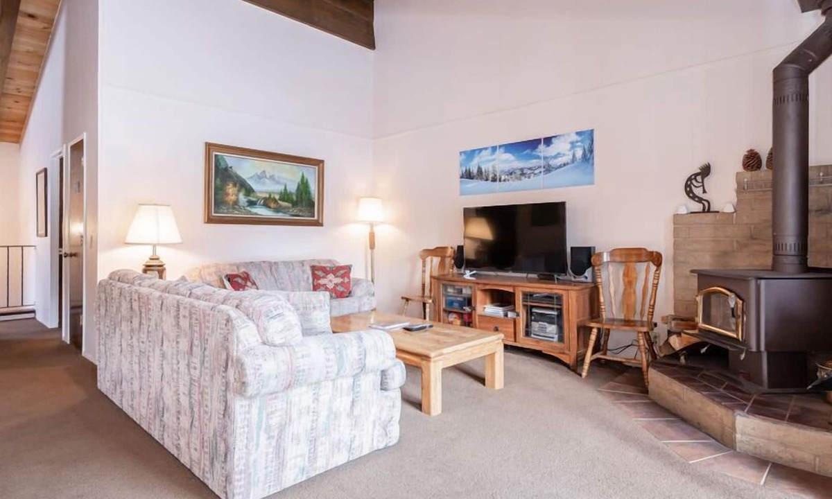 Mammoth Lakes House | Chateau Blanc #13, 3 Bedroom 2 Bath Townhome, Sleeps 8, Close to Free Shuttle!