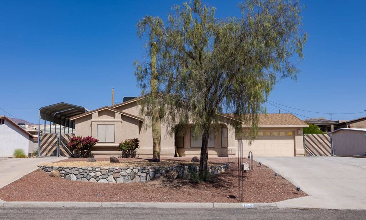Lake Havasu City House | Cheerful 2 bedroom with pool & garage