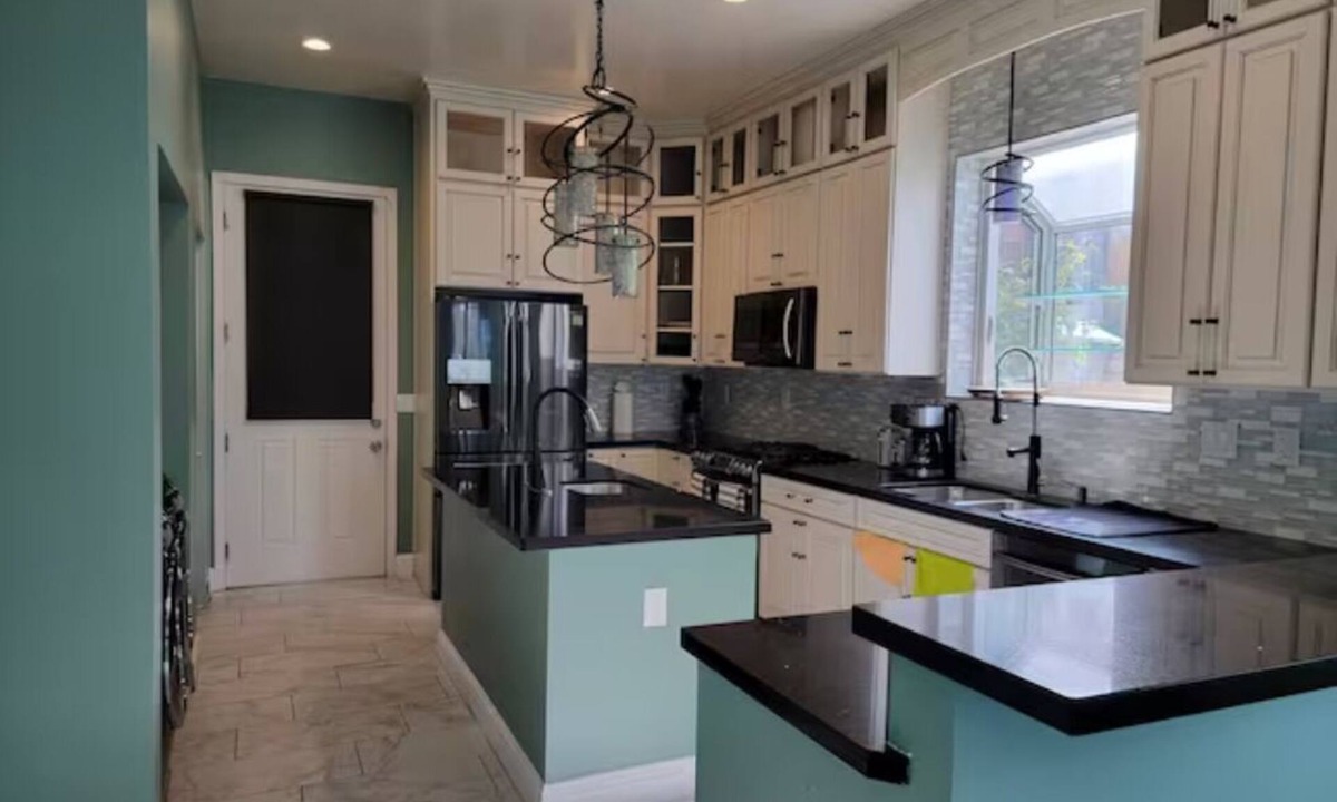 Crockett House | Cheerful 2-bedroom 2-bathroom with deck