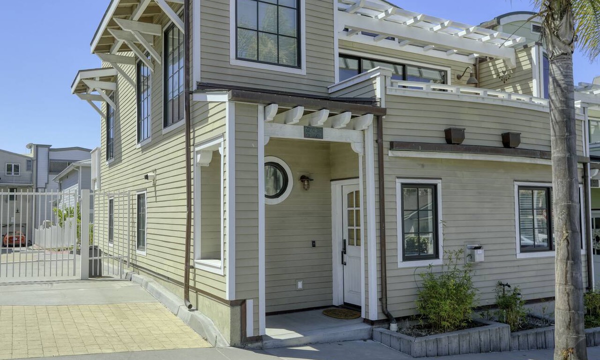Avila Beach Condo | Cheerful 2BR Condo 3 min Walk to Beach - Pet OK