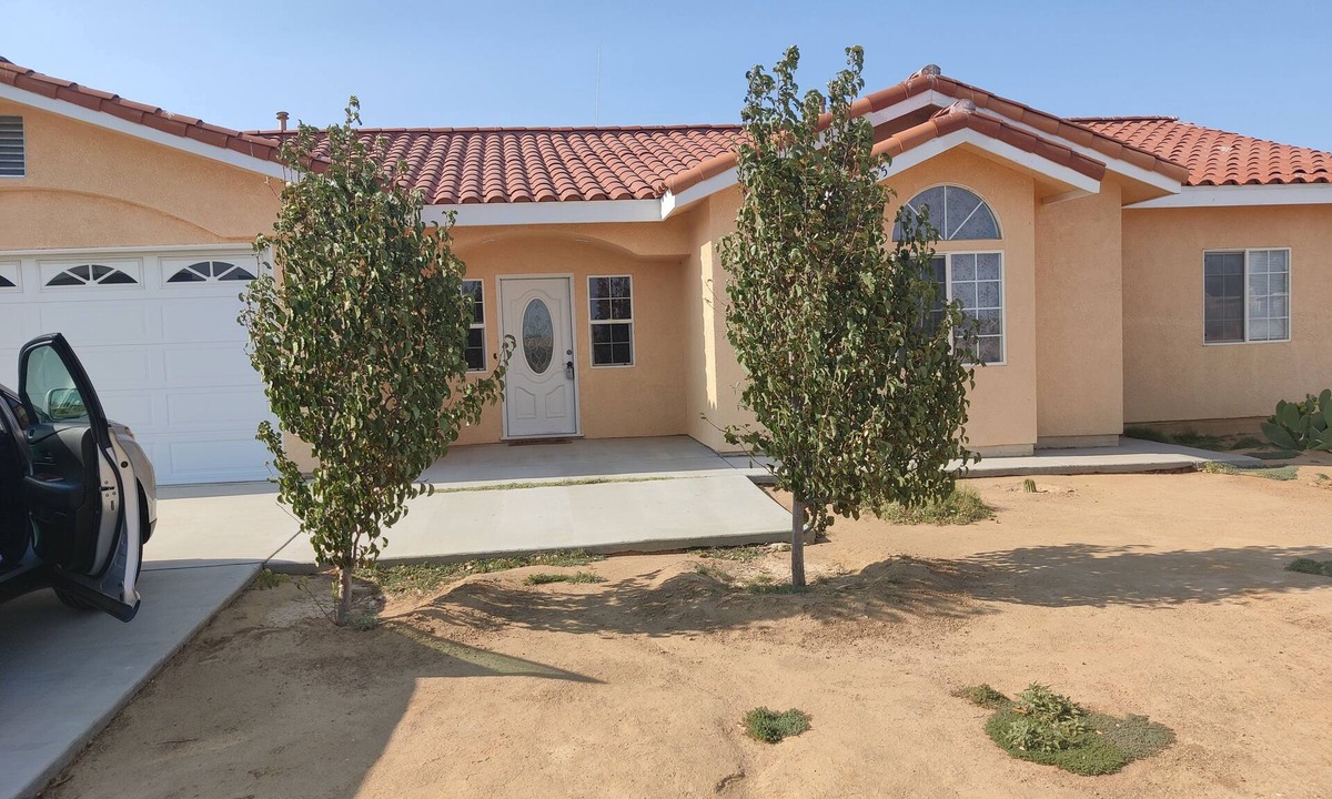 California City House | Cheerful Vacation 4 bedroom Family Home/Pool,Near Race Track, Golf ,Crews,Base.