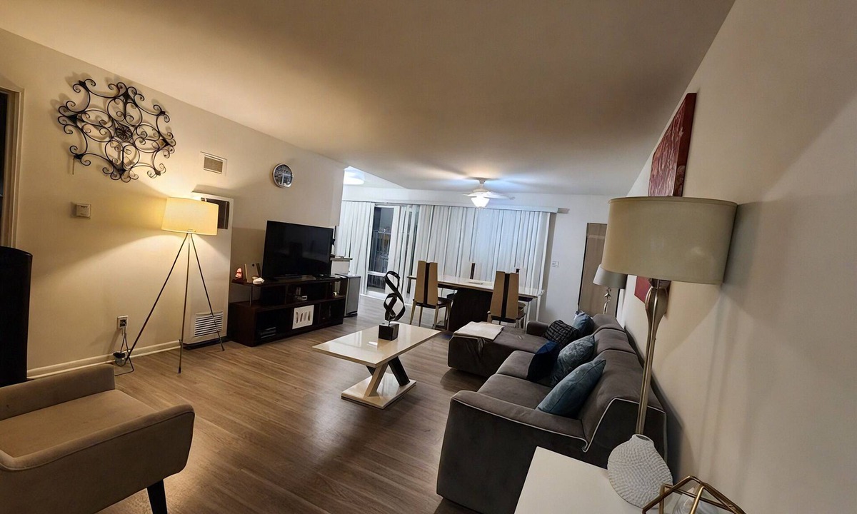 Sawtelle House | Chic 2-bedroom Residences with WiFi, AC in lovely Los Angeles