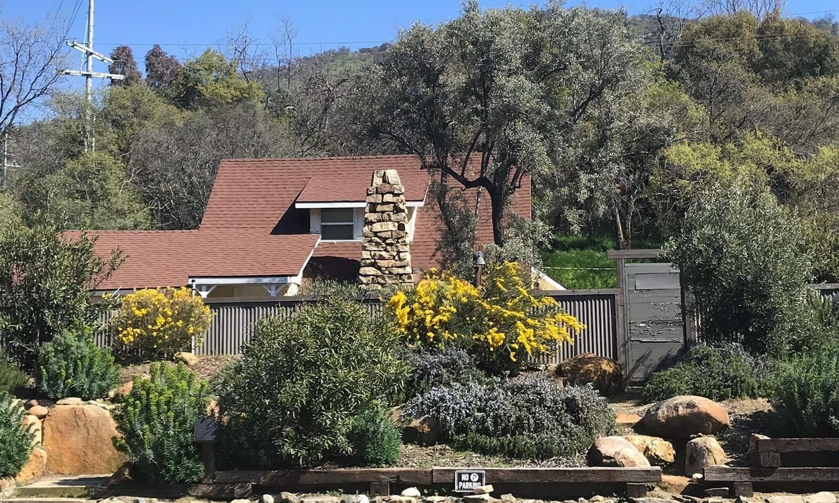 Three Rivers House | Chic Historic Cottage in the Heart of 3 Rivers-close to SNP, Hot Tub, Love dogs!