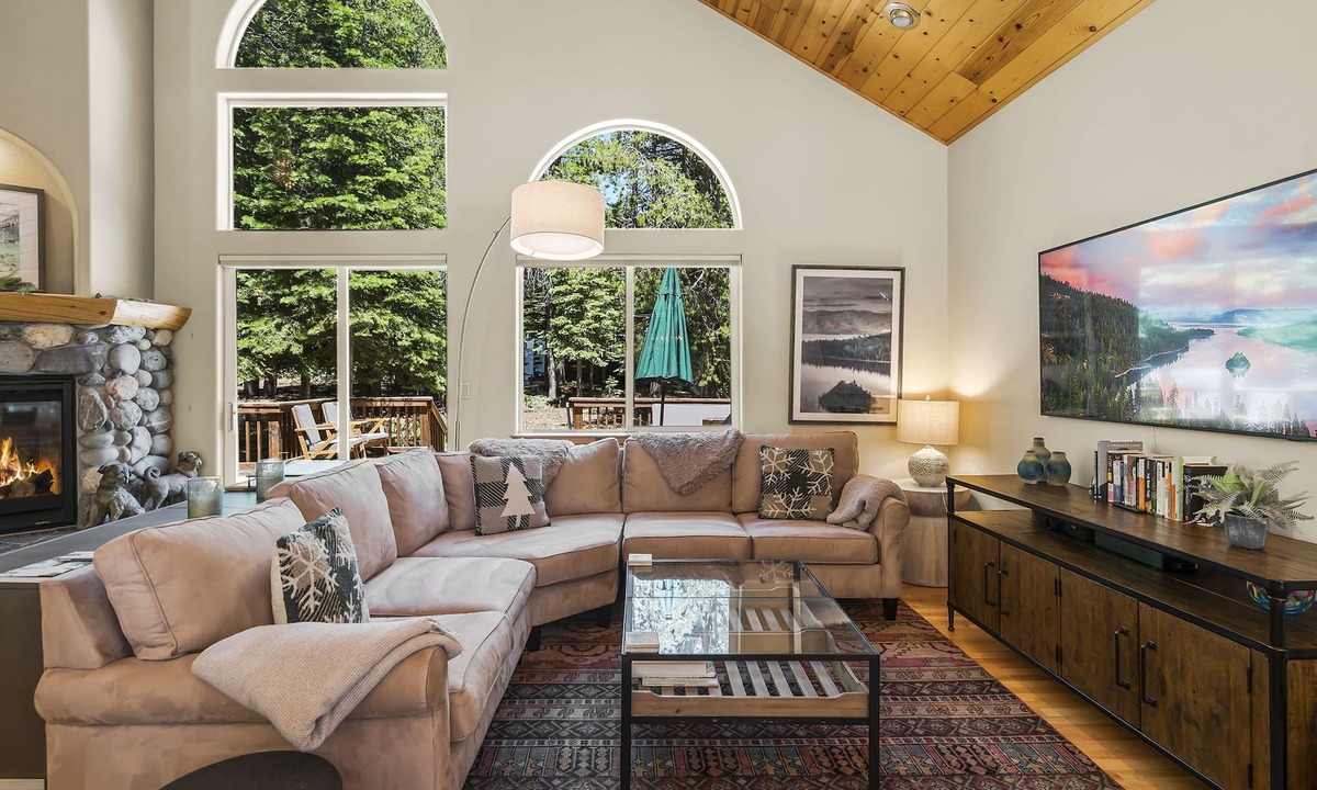Truckee House | Chic Pet-Friendly Retreat | King Suite, Hot Tub | Clubhouse Access | Near Lake