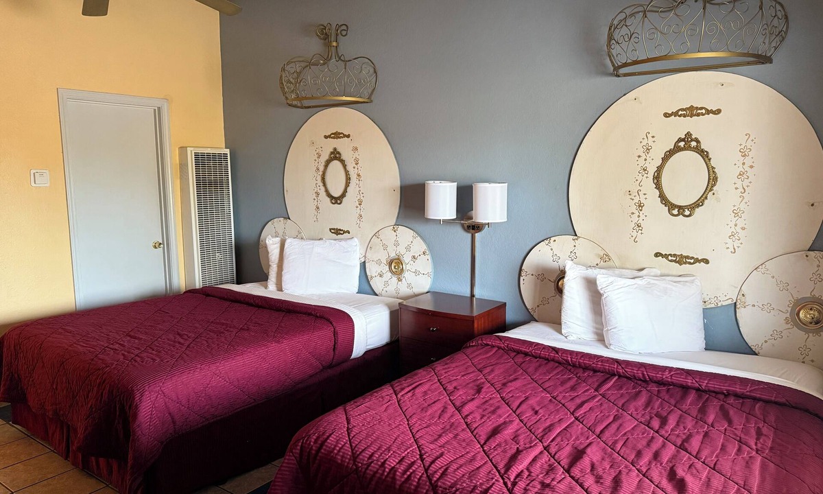 Hollister Hotel | Cinderella Motel