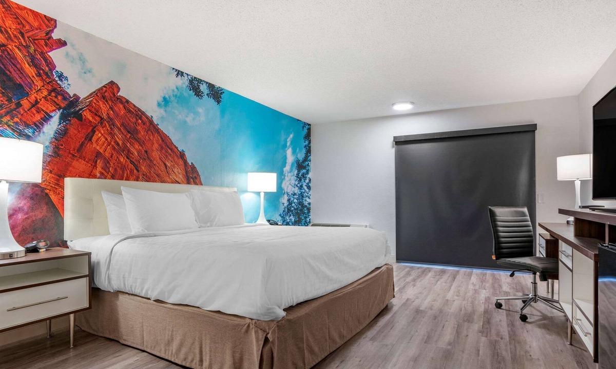Raisin Hotel | Clarion Pointe Fresno near Yosemite
