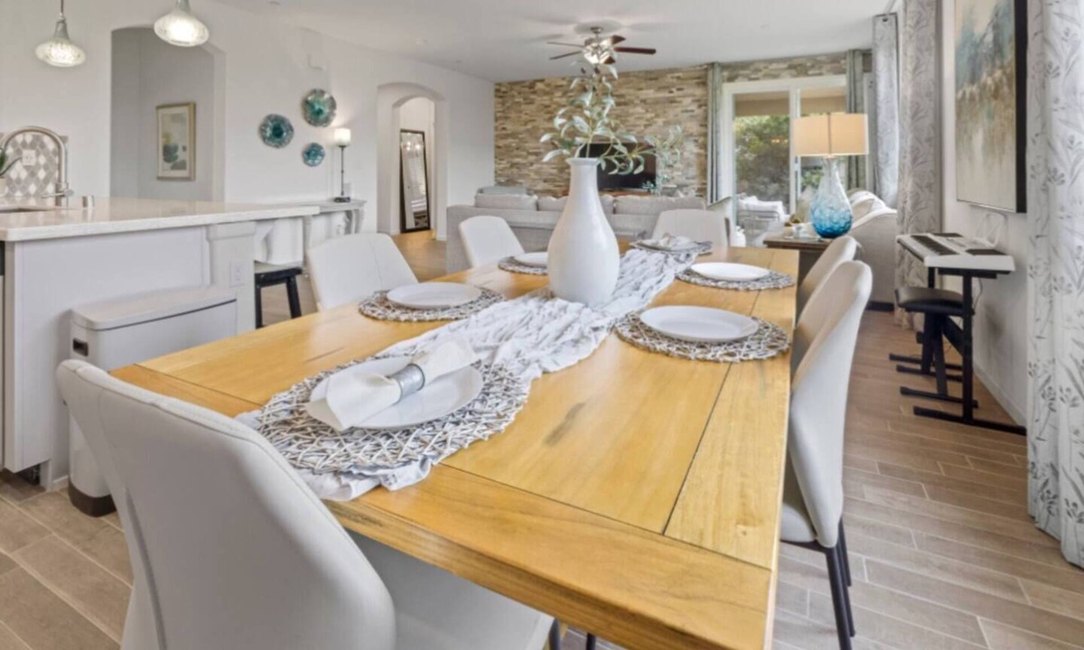 Tulare House | Clean, Lux, cozy Home near Sequoias and Outlet mall/Ag show