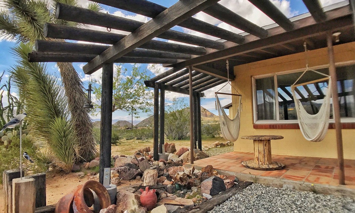 Monument Manor House | Clever Rabbit: 5-Acre Retreat Joshua Tree National Park with Starlink Internet